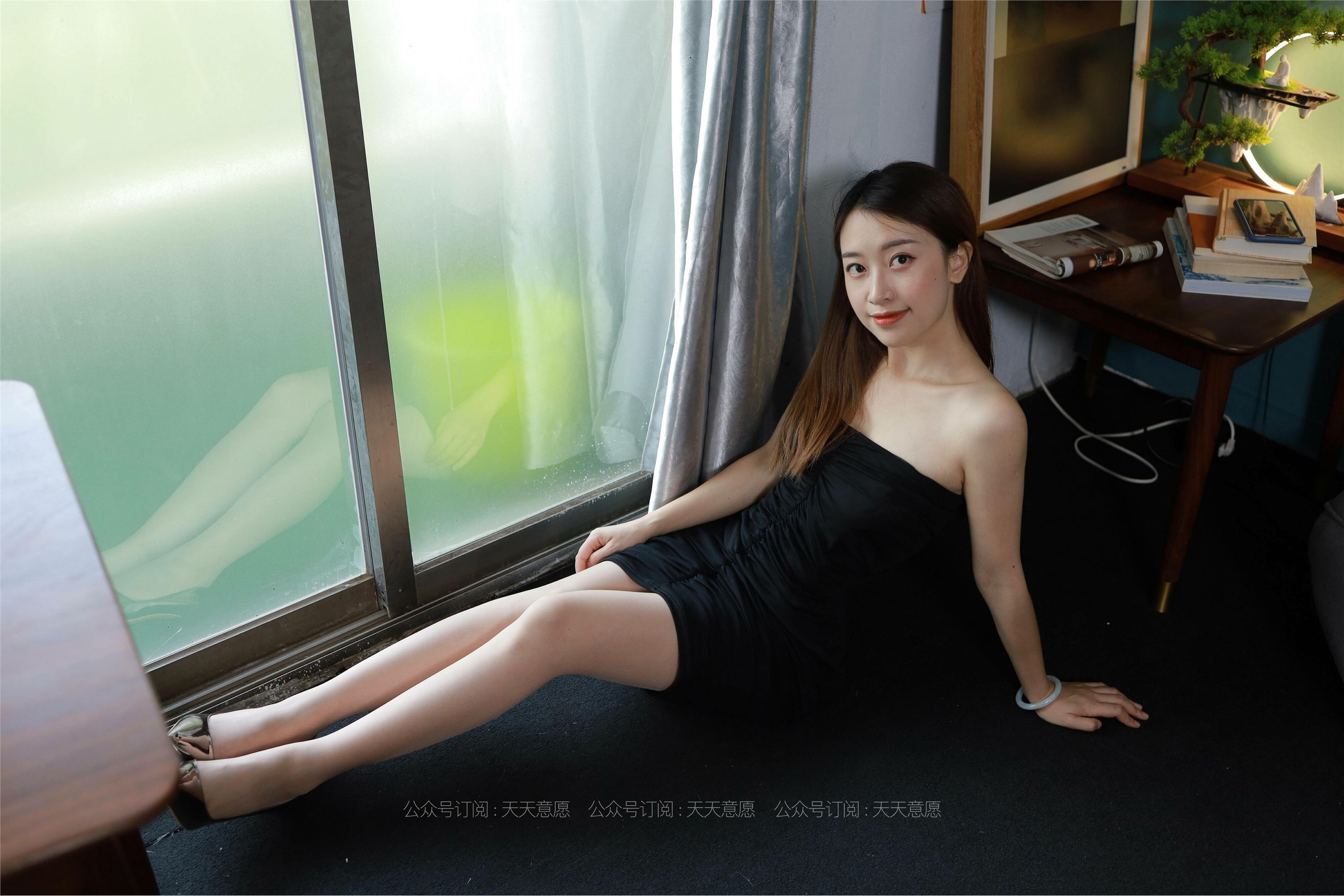 IESS异思趣向  2021.08.16 丝享家891：小婕《黑色包臀裙》